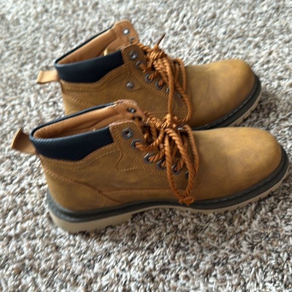 Tan Leather Work Boots with Rugged Sole
